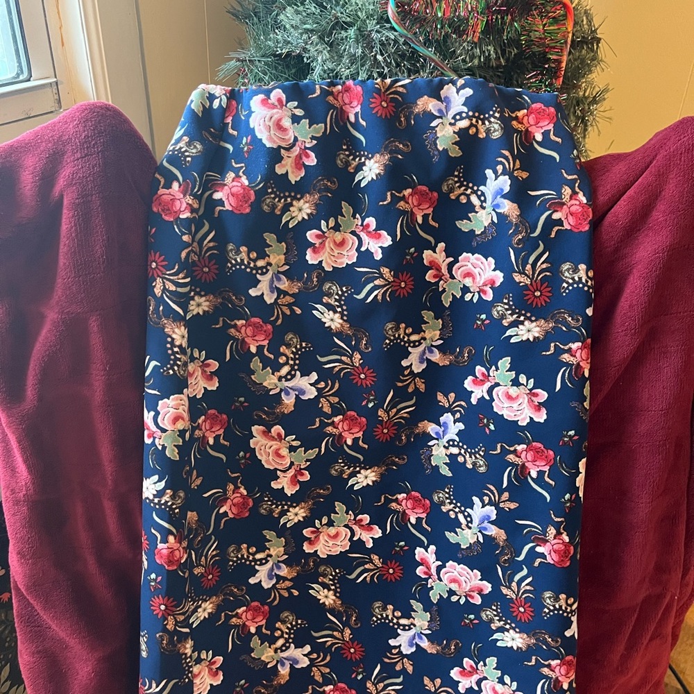Philosophy skirt women’s 4 blue floral, pencil, zip up stretchy elastic waist